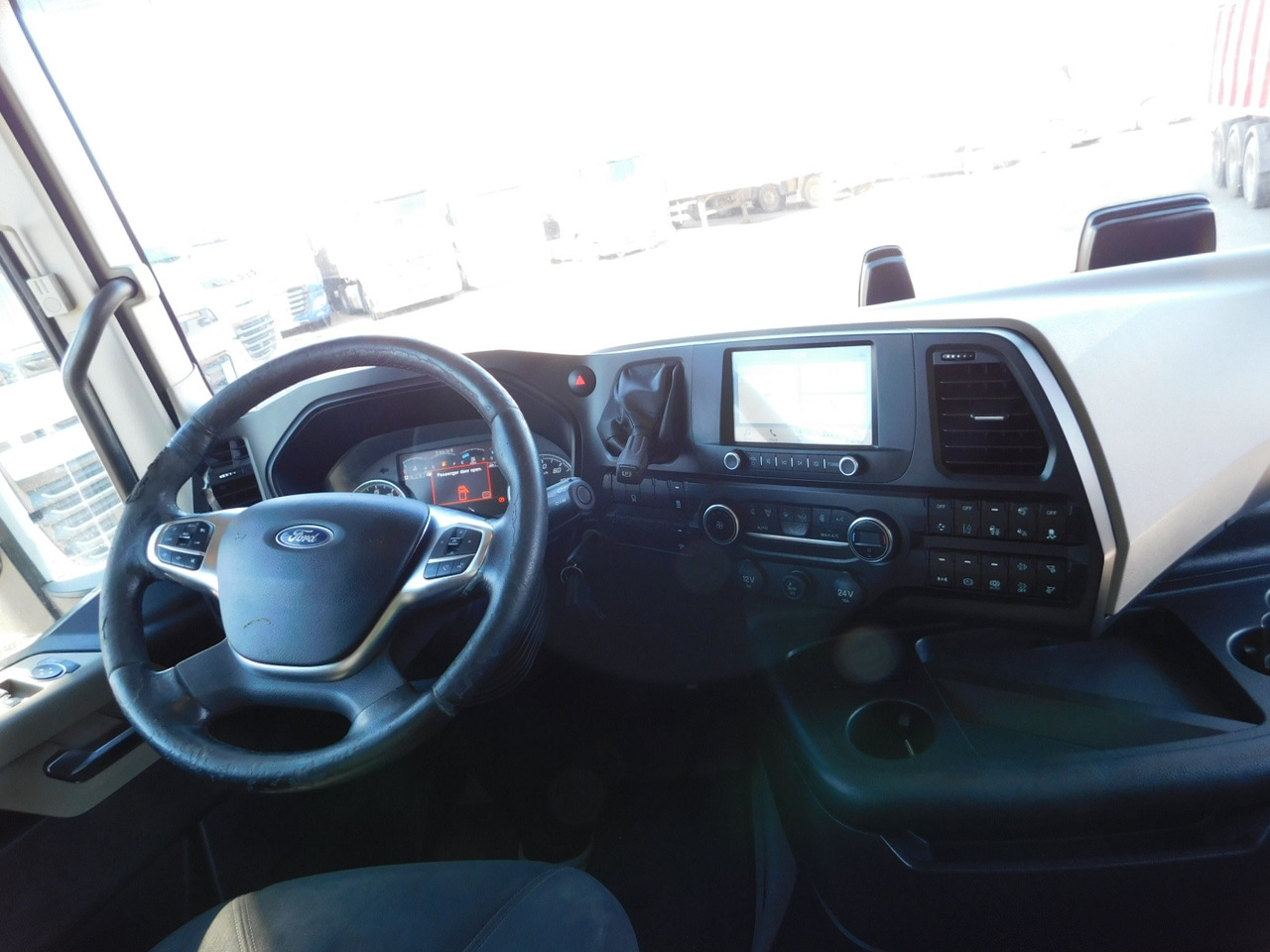 Interior photo 1: Tractor unit Ford F max 4x2 scab e6 12s2620