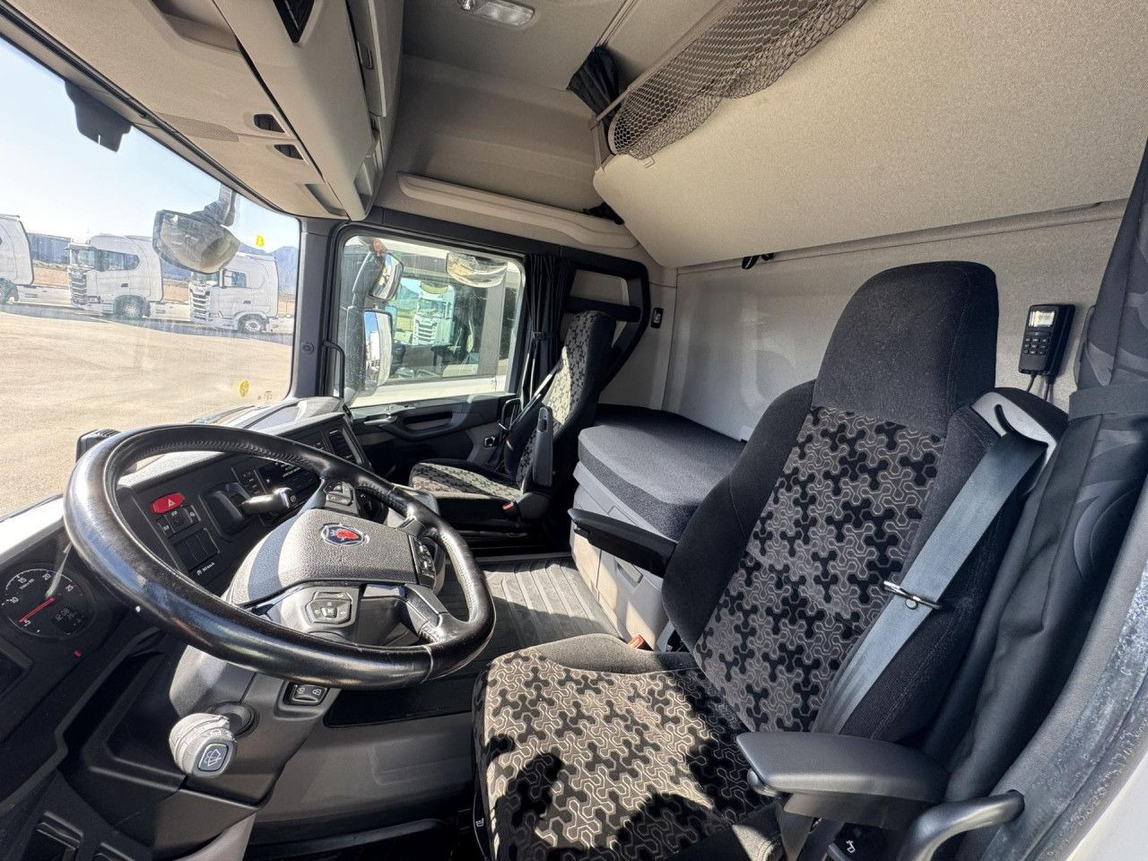 Tractor unit Scania R 460: picture 8