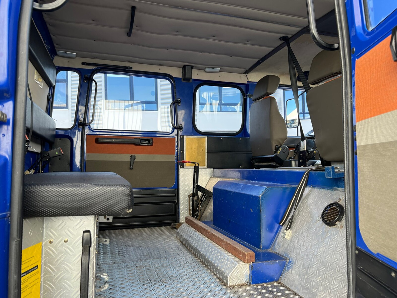 120-23 AW 4x4 Doka 120-23 AW 4x4 Doka, V8-Motor, Mannschaftswagen 16 Sitze, Seilwinde - Fire truck: picture 4 120-23 AW 4x4 Doka 120-23 AW 4x4 Doka, V8-Motor, Mannschaftswagen 16 Sitze, Seilwinde - Fire truck: picture 4