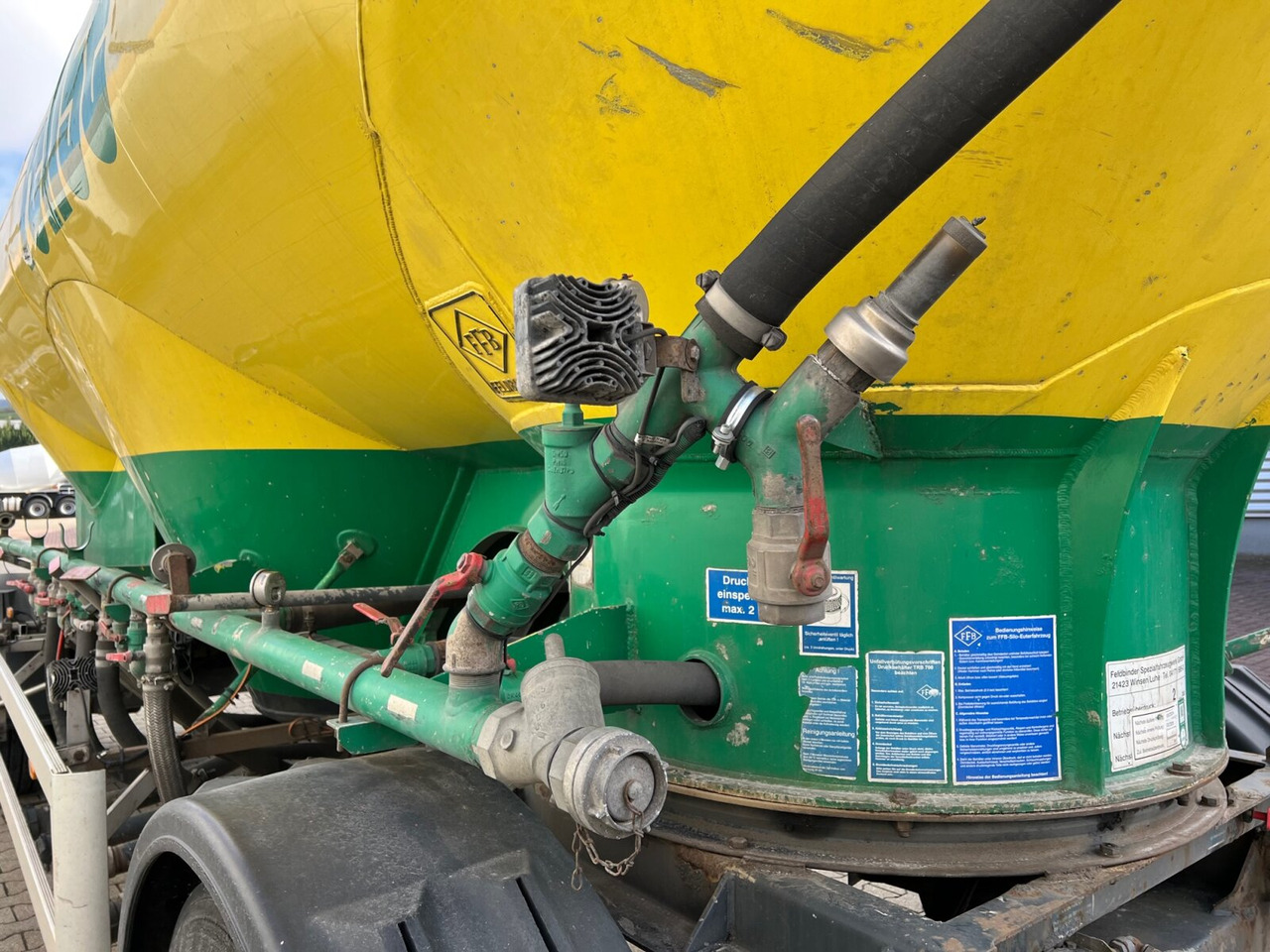 Feldbinder EUT 31.2 Silo-Anhänger EUT 31.2 Silo-Anhänger, ca. 31m³, 4x Domdeckel - Tanker trailer: picture 3 Feldbinder EUT 31.2 Silo-Anhänger EUT 31.2 Silo-Anhänger, ca. 31m³, 4x Domdeckel - Tanker trailer: picture 3