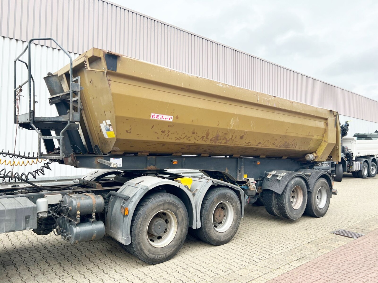 Kempf SKM 32/2 SKM 32/2 Stahlmulde ca. 23m³, Liftachse, Zwillingsbereift - Tipper semi-trailer: picture 1 Kempf SKM 32/2 SKM 32/2 Stahlmulde ca. 23m³, Liftachse, Zwillingsbereift - Tipper semi-trailer: picture 1