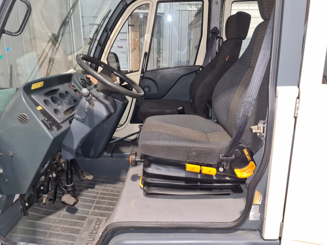 Interior photo 1:  M 30 FUMO 4x4 DOKA M30 Fumo 4x4 Doka Kipper leasing M 30 FUMO 4x4 DOKA M30 Fumo 4x4 Doka Kipper