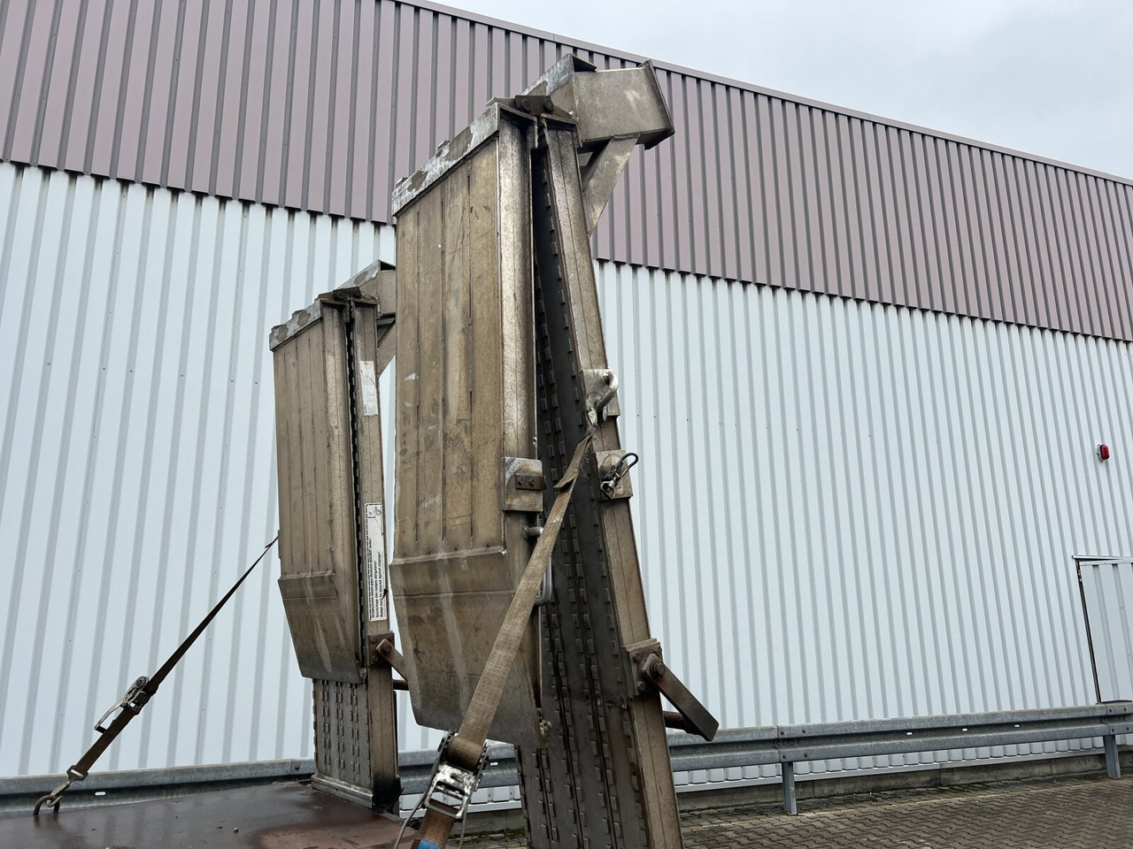 Dropside/ Flatbed truck MAN LE 14.280 4x2 L LE 14.280 4x2 L, Maschinentransporter, 2x AHK: picture 15