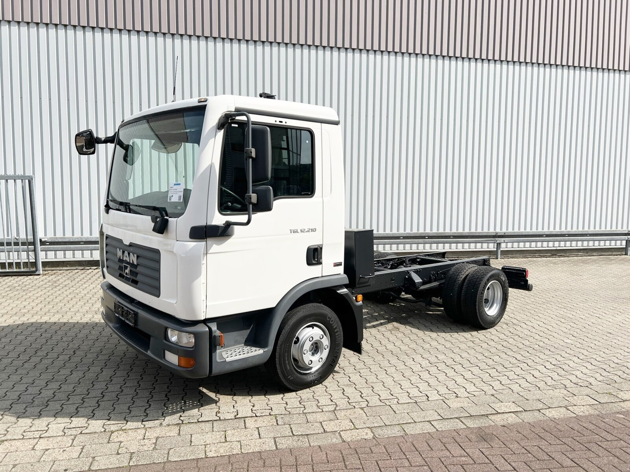 MAN TGL 12.210 4X2 BL TGL 12.210 4X2 BL - Cab chassis truck: picture 1 MAN TGL 12.210 4X2 BL TGL 12.210 4X2 BL - Cab chassis truck: picture 1