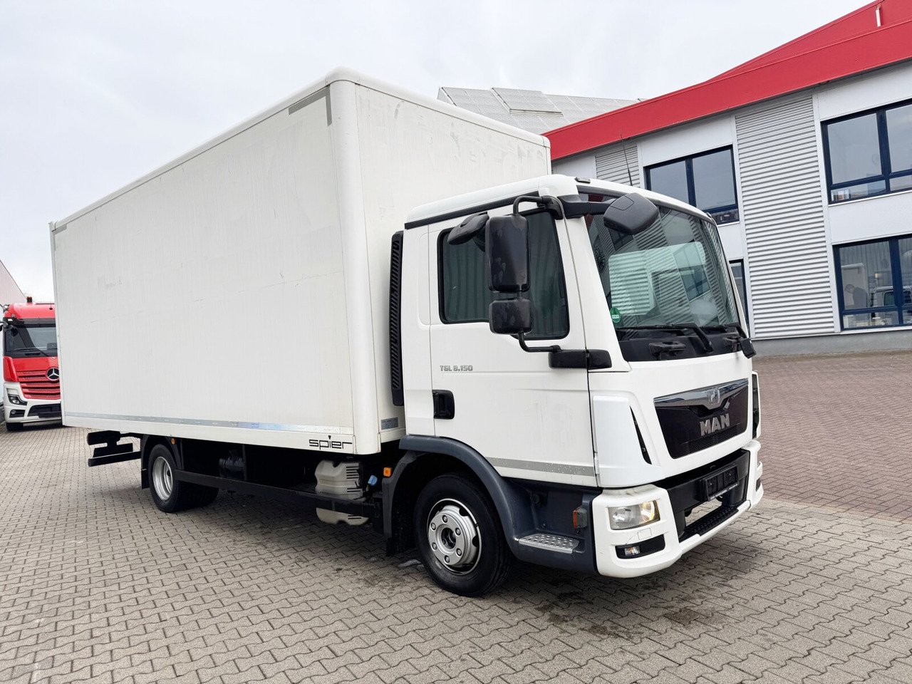 Interior photo 2: Box truck MAN TGL 8.150 4x2 BL TGL 8.150 4x2 BL, Möbelkoffer mit Rolltor