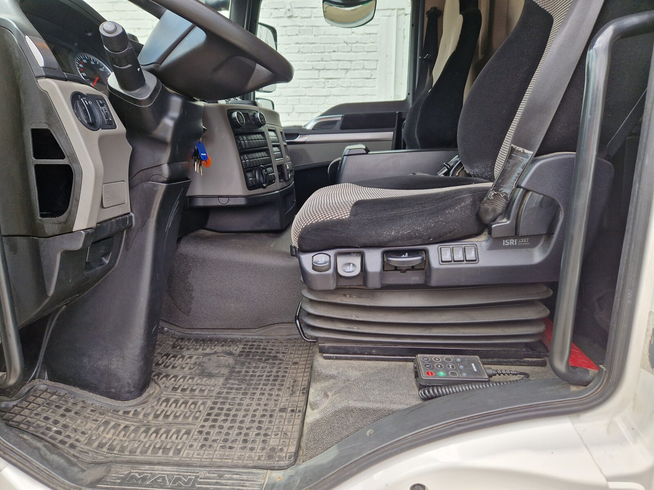 Interior photo 1: MAN TGM 15.250/340 4X2 BL TGM 15.250/340 4X2 BL, Tiefkühlkoffer, Thermoking, Rolltor, unterfaltbare Dhollandia LBW leasing MAN TGM 15.250/340 4X2 BL TGM 15.250/340 4X2 BL, Tiefkühlkoffer, Thermoking, Rolltor, unterfaltbare Dhollandia LBW
