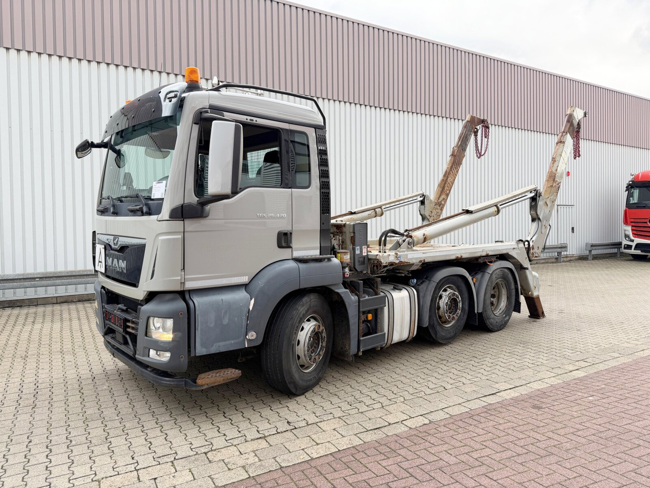 MAN TGS 26.420 6X2/4 BL TGS 26.420 6X2/4 BL, Intarder, Vorlauflenk-/lift, Tele-Absetzer, Funk - Skip loader truck: picture 1 MAN TGS 26.420 6X2/4 BL TGS 26.420 6X2/4 BL, Intarder, Vorlauflenk-/lift, Tele-Absetzer, Funk - Skip loader truck: picture 1