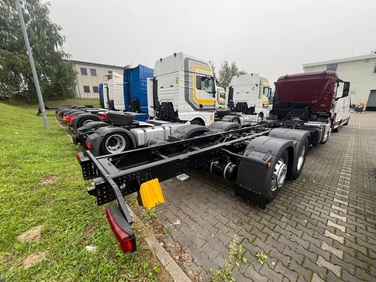 MAN TGS 26.440 6x2-4 LL CH TGS 26.440 6x2-4 LL CH, Lenk-/Liftachse, Navi, LED - Cab chassis truck: picture 3 MAN TGS 26.440 6x2-4 LL CH TGS 26.440 6x2-4 LL CH, Lenk-/Liftachse, Navi, LED - Cab chassis truck: picture 3