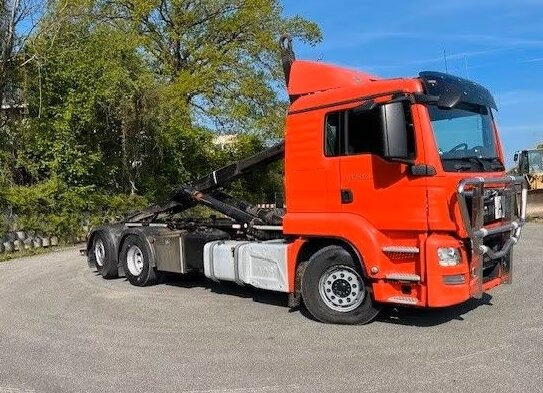 MAN TGS 26.480 6x2-4 BL TGS 26.480 6x2-4 BL, Intarder, Lenk-/Liftachse, Motorabtrieb - Hook lift truck: picture 2 MAN TGS 26.480 6x2-4 BL TGS 26.480 6x2-4 BL, Intarder, Lenk-/Liftachse, Motorabtrieb - Hook lift truck: picture 2
