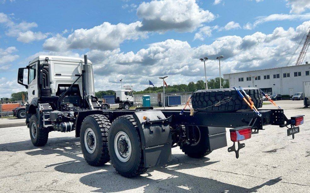 MAN TGS 33.440 6x6 BB CH TGS 33.440 6x6 BB CH, Euro2, Einzelbereifung, 4x vorhanden! - Cab chassis truck: picture 3 MAN TGS 33.440 6x6 BB CH TGS 33.440 6x6 BB CH, Euro2, Einzelbereifung, 4x vorhanden! - Cab chassis truck: picture 3