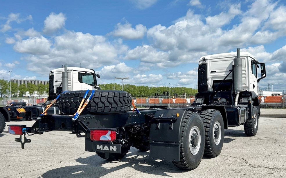 MAN TGS 33.440 6x6 BB CH TGS 33.440 6x6 BB CH, Euro2, Einzelbereifung, 4x vorhanden! - Cab chassis truck: picture 4 MAN TGS 33.440 6x6 BB CH TGS 33.440 6x6 BB CH, Euro2, Einzelbereifung, 4x vorhanden! - Cab chassis truck: picture 4