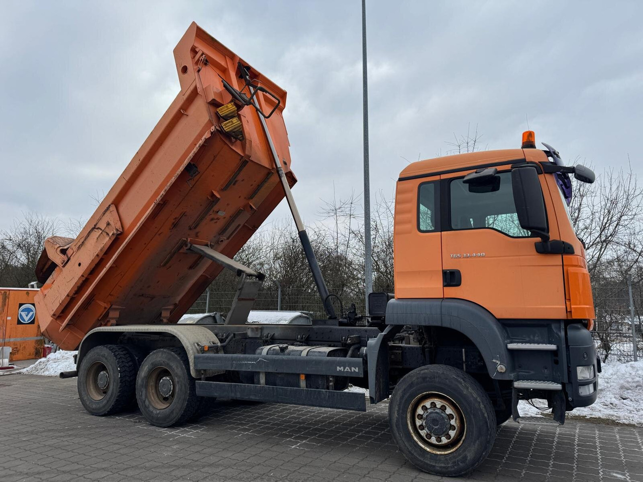 MAN TGS 33.440 6x6 BB TGS 33.440 6x6 BB, Stahlmulde ca. 8m³, hydr. Heckklappe - Dumper: picture 4 MAN TGS 33.440 6x6 BB TGS 33.440 6x6 BB, Stahlmulde ca. 8m³, hydr. Heckklappe - Dumper: picture 4