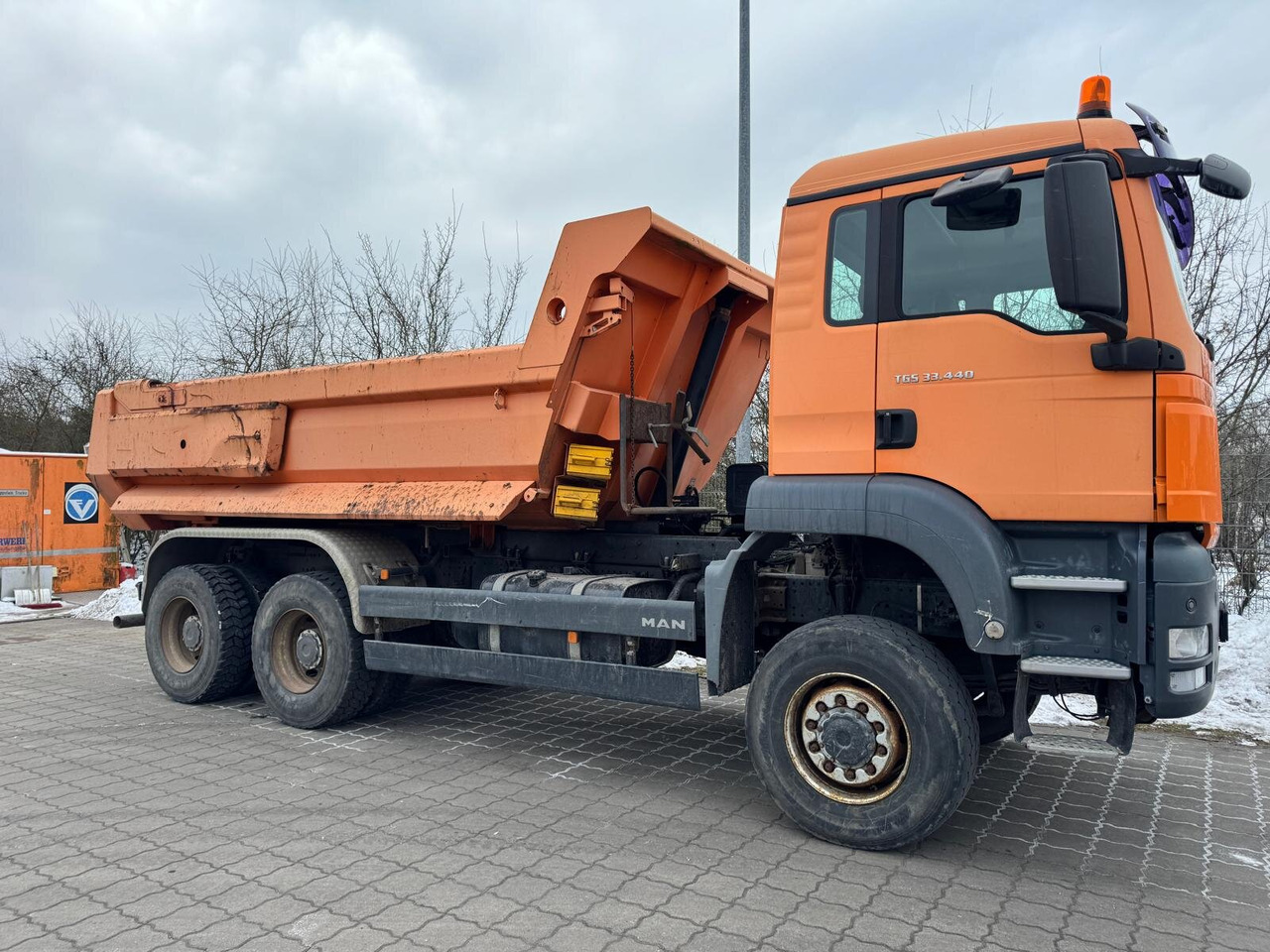 MAN TGS 33.440 6x6 BB TGS 33.440 6x6 BB, Stahlmulde ca. 8m³, hydr. Heckklappe - Dumper: picture 5 MAN TGS 33.440 6x6 BB TGS 33.440 6x6 BB, Stahlmulde ca. 8m³, hydr. Heckklappe - Dumper: picture 5