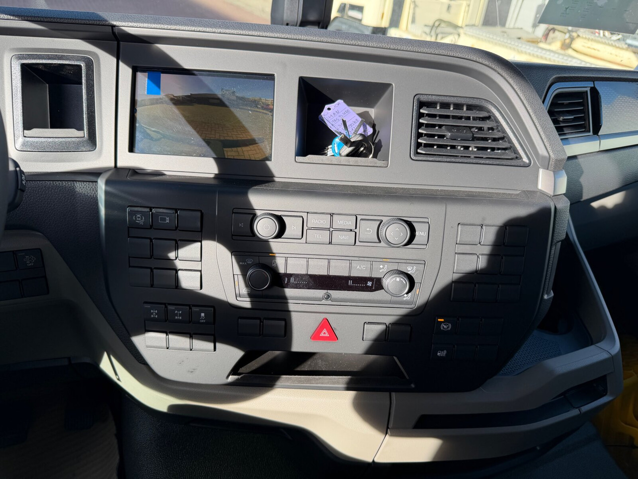 MAN TGS 33.480 6x4 BL CH TGS 33.480 6x4 BL CH - Hook lift truck: picture 5 MAN TGS 33.480 6x4 BL CH TGS 33.480 6x4 BL CH - Hook lift truck: picture 5