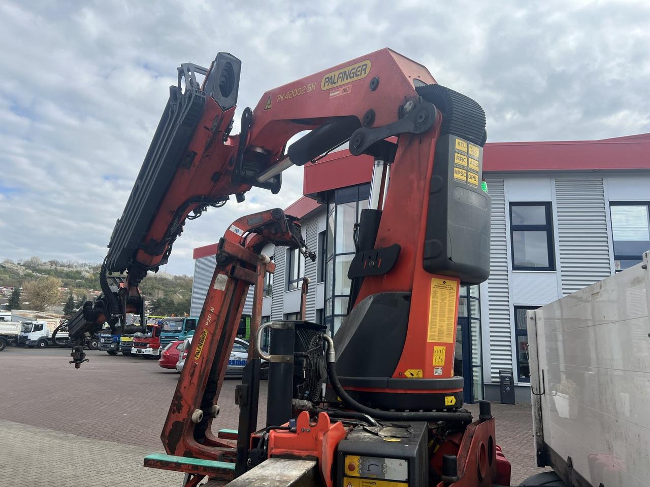 MAN TGS 35.440 8x4 BL TGS 35.440 8x4 BL, Navi, Heckkran Palfinger PK42002 SH-F + Jip PJ 060 B, 24,9m-730kg, Funk - Crane truck: picture 2 MAN TGS 35.440 8x4 BL TGS 35.440 8x4 BL, Navi, Heckkran Palfinger PK42002 SH-F + Jip PJ 060 B, 24,9m-730kg, Funk - Crane truck: picture 2
