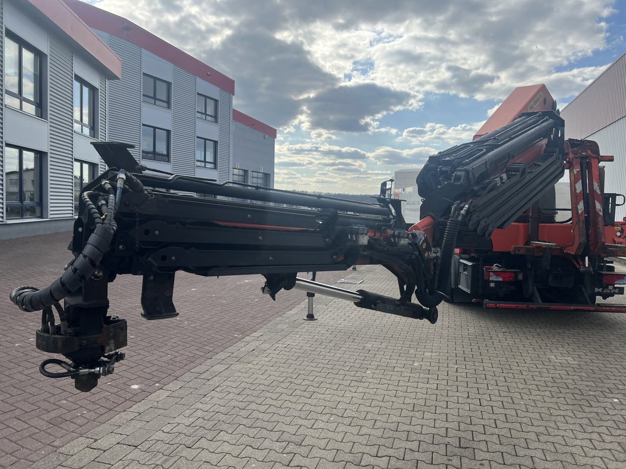MAN TGS 35.440 8x4 BL TGS 35.440 8x4 BL, Navi, Heckkran Palfinger PK42002 SH-F + Jip PJ 060 B, 24,9m-730kg, Funk - Crane truck: picture 3 MAN TGS 35.440 8x4 BL TGS 35.440 8x4 BL, Navi, Heckkran Palfinger PK42002 SH-F + Jip PJ 060 B, 24,9m-730kg, Funk - Crane truck: picture 3