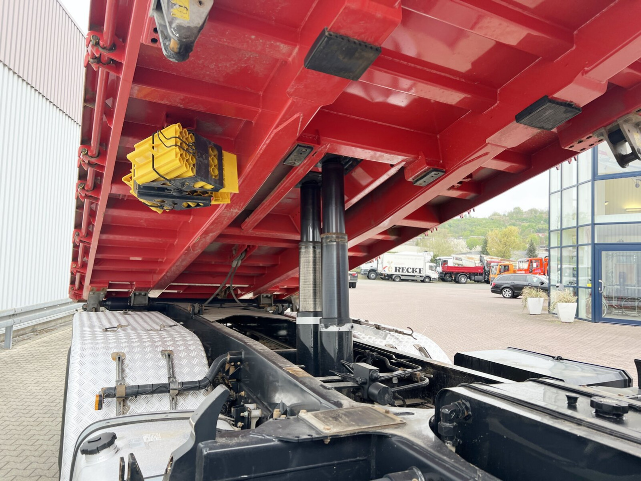 MAN TGS 35.480 8X4 BB TGS 35.480 8X4 BB, Intarder, Navi - Tipper: picture 2 MAN TGS 35.480 8X4 BB TGS 35.480 8X4 BB, Intarder, Navi - Tipper: picture 2