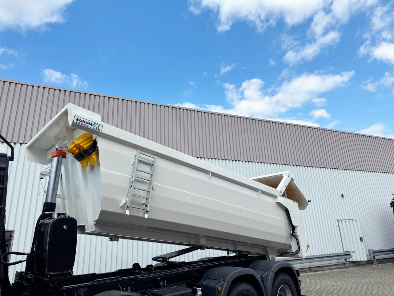 MAN TGS 41.440/480 8x4 BB TGS 41.440/480 8x4 BB, Mulde ca. 16m³ mit hydraulischer Heckklappe, mehrfach VORHANDEN - Cab chassis truck: picture 2 MAN TGS 41.440/480 8x4 BB TGS 41.440/480 8x4 BB, Mulde ca. 16m³ mit hydraulischer Heckklappe, mehrfach VORHANDEN - Cab chassis truck: picture 2