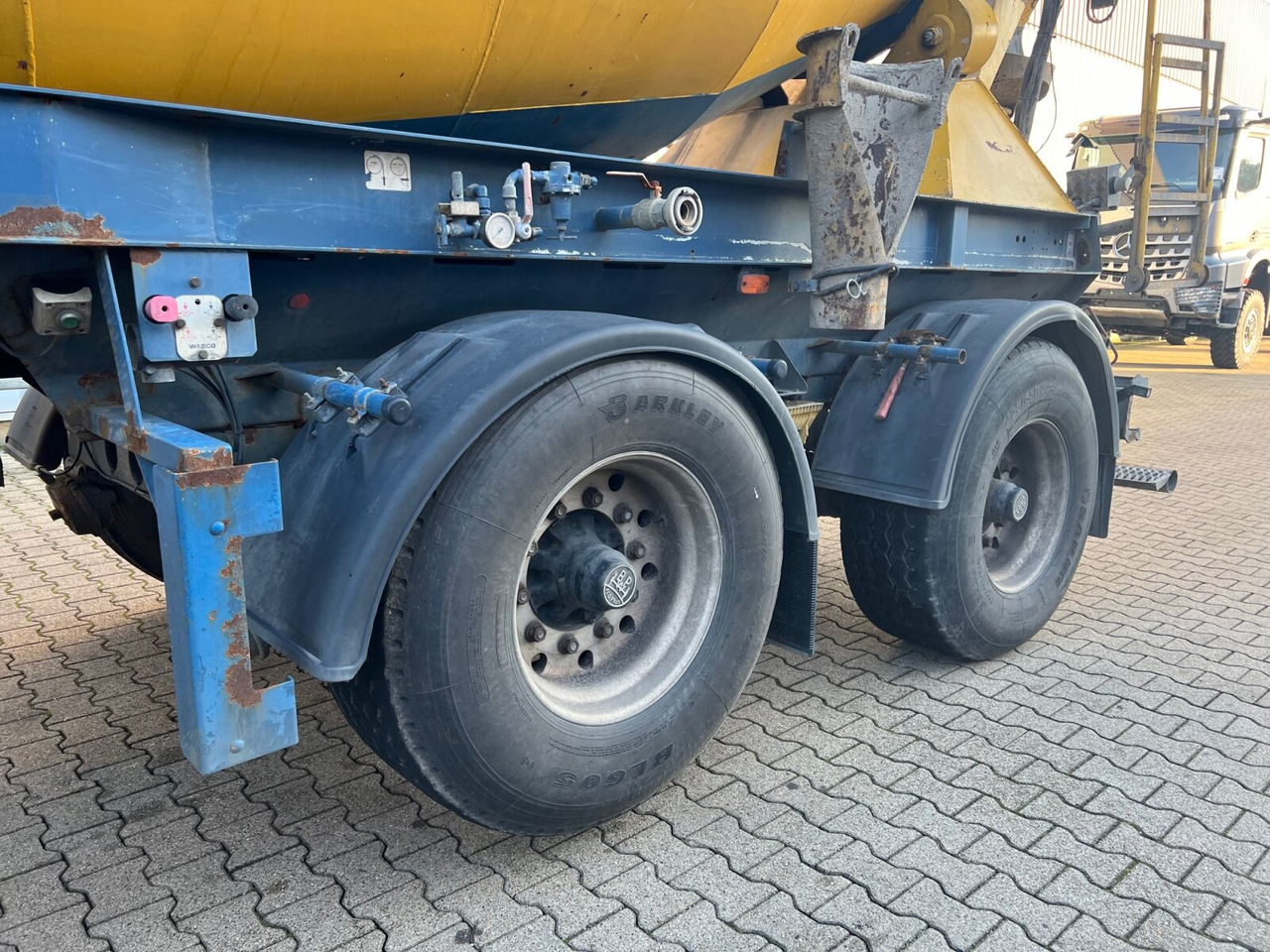 MÜLLER MITTELTAL SF 32 BM/BS mit LIEBHERR Betonmischer ca. 10m³ MÜLLER MITTELTAL SF 32 BM/BS mit LIEBHERR Betonmischer ca. 10m³, Liftachse - Concrete mixer semi-trailer: picture 2 MÜLLER MITTELTAL SF 32 BM/BS mit LIEBHERR Betonmischer ca. 10m³ MÜLLER MITTELTAL SF 32 BM/BS mit LIEBHERR Betonmischer ca. 10m³, Liftachse - Concrete mixer semi-trailer: picture 2