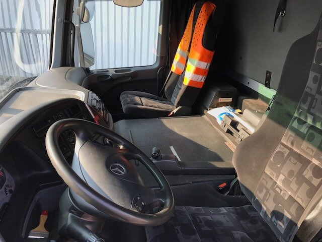 Mercedes-Benz Actros 1841 L 4x2 Actros 1841 L 4x2, Esterer Tankaufbau ca. 13.500l, 2 Kammern - Tanker truck: picture 5 Mercedes-Benz Actros 1841 L 4x2 Actros 1841 L 4x2, Esterer Tankaufbau ca. 13.500l, 2 Kammern - Tanker truck: picture 5