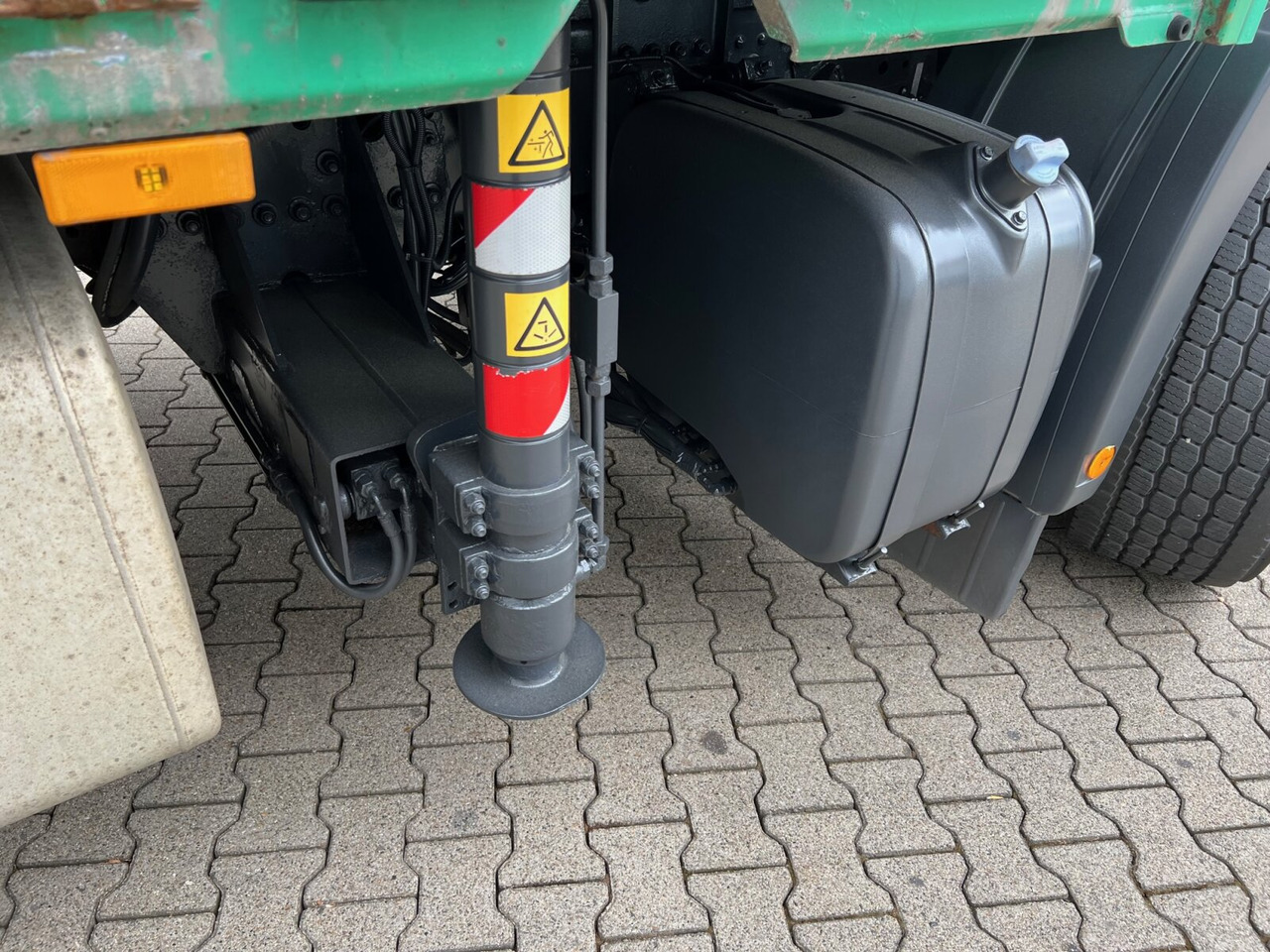 Crane truck, Dropside/ Flatbed truck Mercedes-Benz Actros 2544 L 6x2 Actros 2544 L 6x2, Retarder, Lenkachse, Heckkran HMF 3000-K5 + Jip, Funk: picture 10