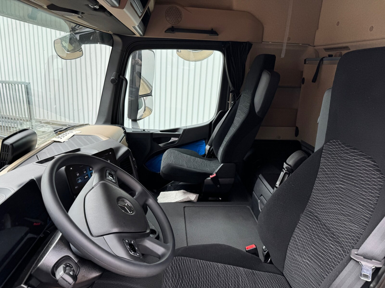 Mercedes-Benz Actros 2545 L 6x2 Actros 2545 L 6x2, Lenk-/Liftachse, StreamSpace, MultimediaCockpit - Hook lift truck: picture 2 Mercedes-Benz Actros 2545 L 6x2 Actros 2545 L 6x2, Lenk-/Liftachse, StreamSpace, MultimediaCockpit - Hook lift truck: picture 2