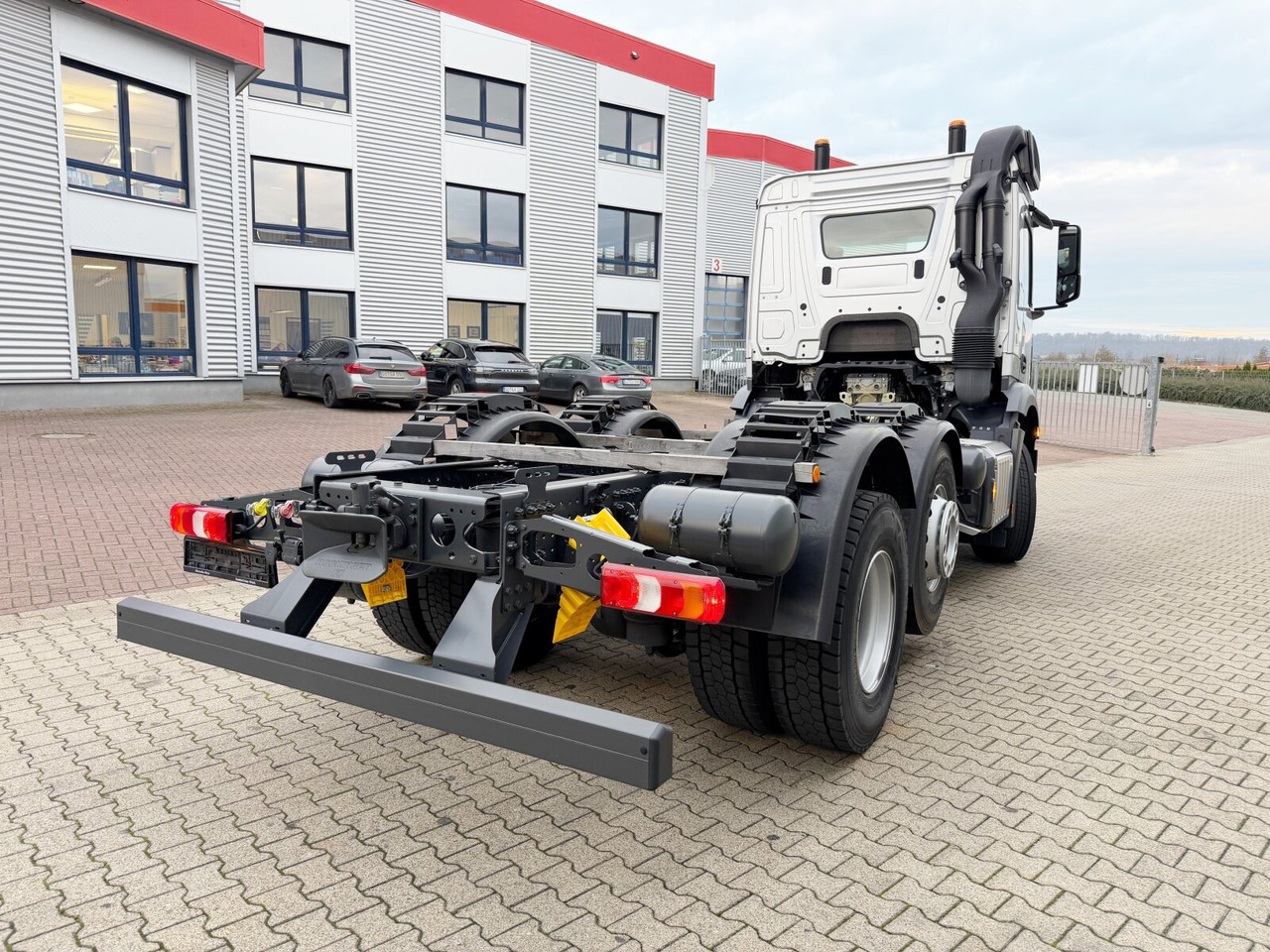 Mercedes-Benz Arocs 2542 L 6x2/4 Arocs 2542/45 L 6x2/4, Vorlauflenk-/liftachse, Navi, MultimediaCockpit leasing Mercedes-Benz Arocs 2542 L 6x2/4 Arocs 2542/45 L 6x2/4, Vorlauflenk-/liftachse, Navi, MultimediaCockpit: picture 10