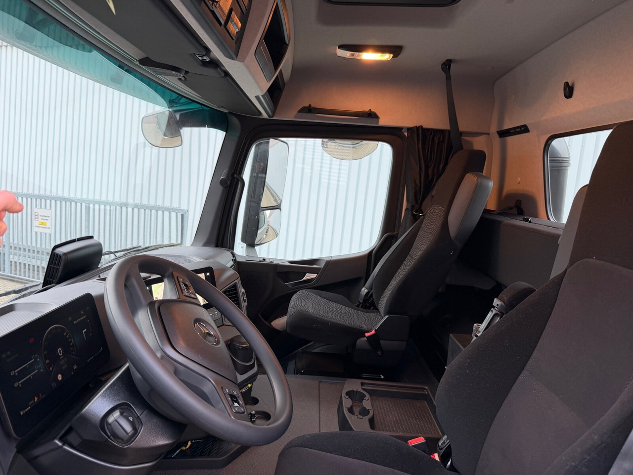 Mercedes-Benz Arocs 2542 L 6x2/4 Arocs 2542/45 L 6x2/4, Vorlauflenk-/liftachse, Navi, MultimediaCockpit - Skip loader truck: picture 3 Mercedes-Benz Arocs 2542 L 6x2/4 Arocs 2542/45 L 6x2/4, Vorlauflenk-/liftachse, Navi, MultimediaCockpit - Skip loader truck: picture 3