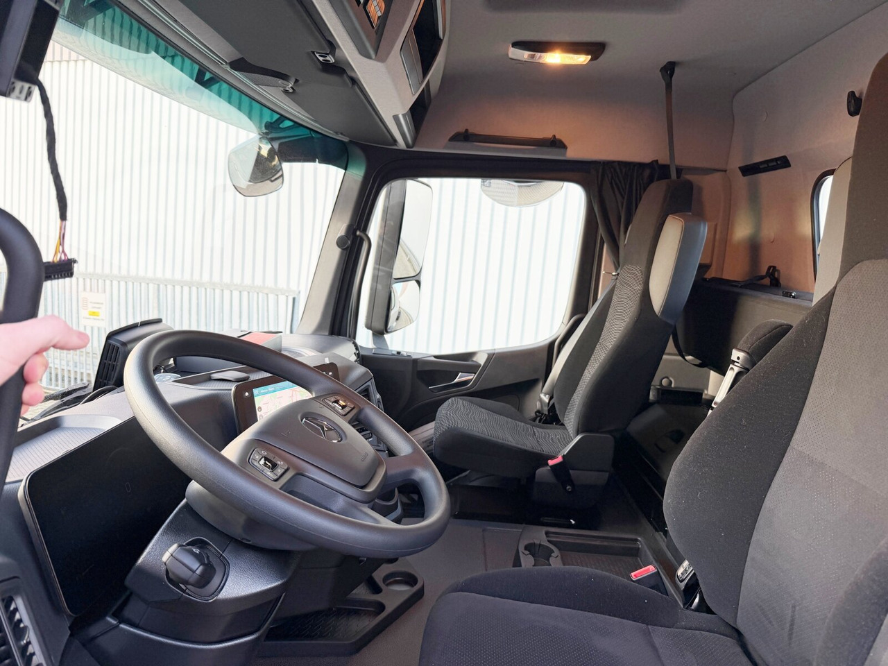 Mercedes-Benz Arocs 2553 L 6x2 Arocs 2553 L 6x2, Lenk-/Liftachse, Navi, MultimediaCockpit, Motorabtrieb - Hook lift truck: picture 2 Mercedes-Benz Arocs 2553 L 6x2 Arocs 2553 L 6x2, Lenk-/Liftachse, Navi, MultimediaCockpit, Motorabtrieb - Hook lift truck: picture 2