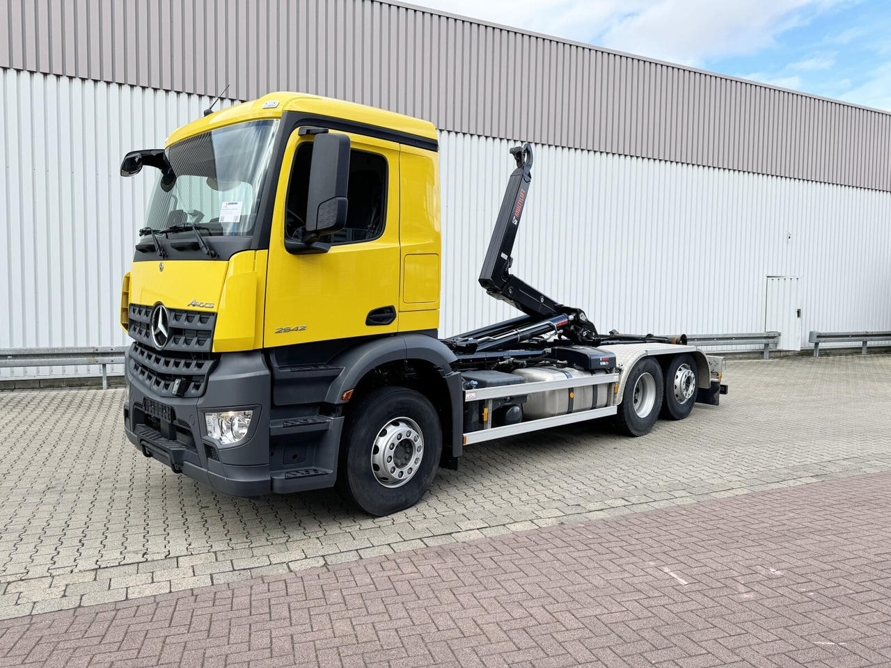 Mercedes-Benz Arocs 2642 L 6x2 Arocs 2642 L 6x2/42, Liftachse, Hiab 21S56 bis 6.5m Container - Hook lift truck: picture 1 Mercedes-Benz Arocs 2642 L 6x2 Arocs 2642 L 6x2/42, Liftachse, Hiab 21S56 bis 6.5m Container - Hook lift truck: picture 1