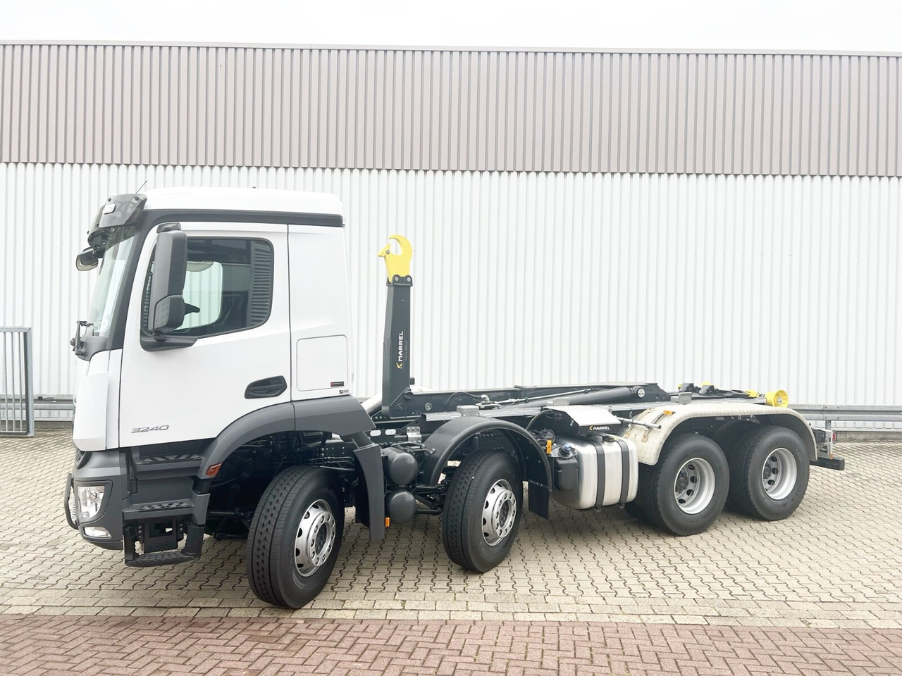 Mercedes-Benz Arocs 3240 8x4 Arocs 3240 8x4/42, Motorabtrieb - Hook lift truck: picture 1 Mercedes-Benz Arocs 3240 8x4 Arocs 3240 8x4/42, Motorabtrieb - Hook lift truck: picture 1