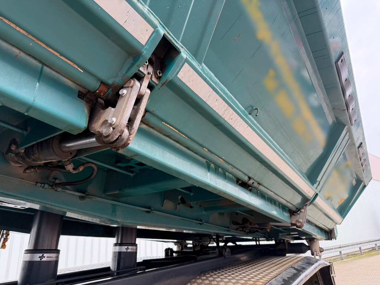 Mercedes-Benz Arocs 3248 K 8x4/4 Arocs 3248 K 8x4/4, Retarder, Navi, Multimedia Cockpit, Bordmatik links - Tipper: picture 2 Mercedes-Benz Arocs 3248 K 8x4/4 Arocs 3248 K 8x4/4, Retarder, Navi, Multimedia Cockpit, Bordmatik links - Tipper: picture 2