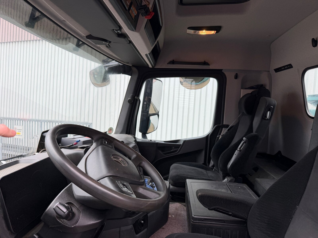 Mercedes-Benz Arocs 3248 K 8x4/4 Arocs 3248 K 8x4/4, Retarder, Navi, Multimedia Cockpit, Bordmatik links - Tipper: picture 4 Mercedes-Benz Arocs 3248 K 8x4/4 Arocs 3248 K 8x4/4, Retarder, Navi, Multimedia Cockpit, Bordmatik links - Tipper: picture 4