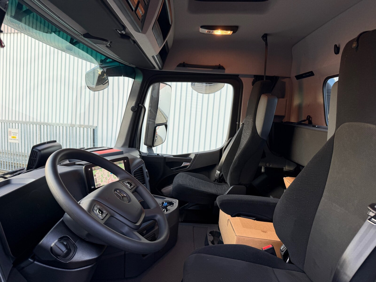 Mercedes-Benz Arocs 3253 L 8x4/4 Arocs 3253 L 8x4/4, MultimediaCockpit, Navi, Motorabtrieb - Hook lift truck: picture 3 Mercedes-Benz Arocs 3253 L 8x4/4 Arocs 3253 L 8x4/4, MultimediaCockpit, Navi, Motorabtrieb - Hook lift truck: picture 3