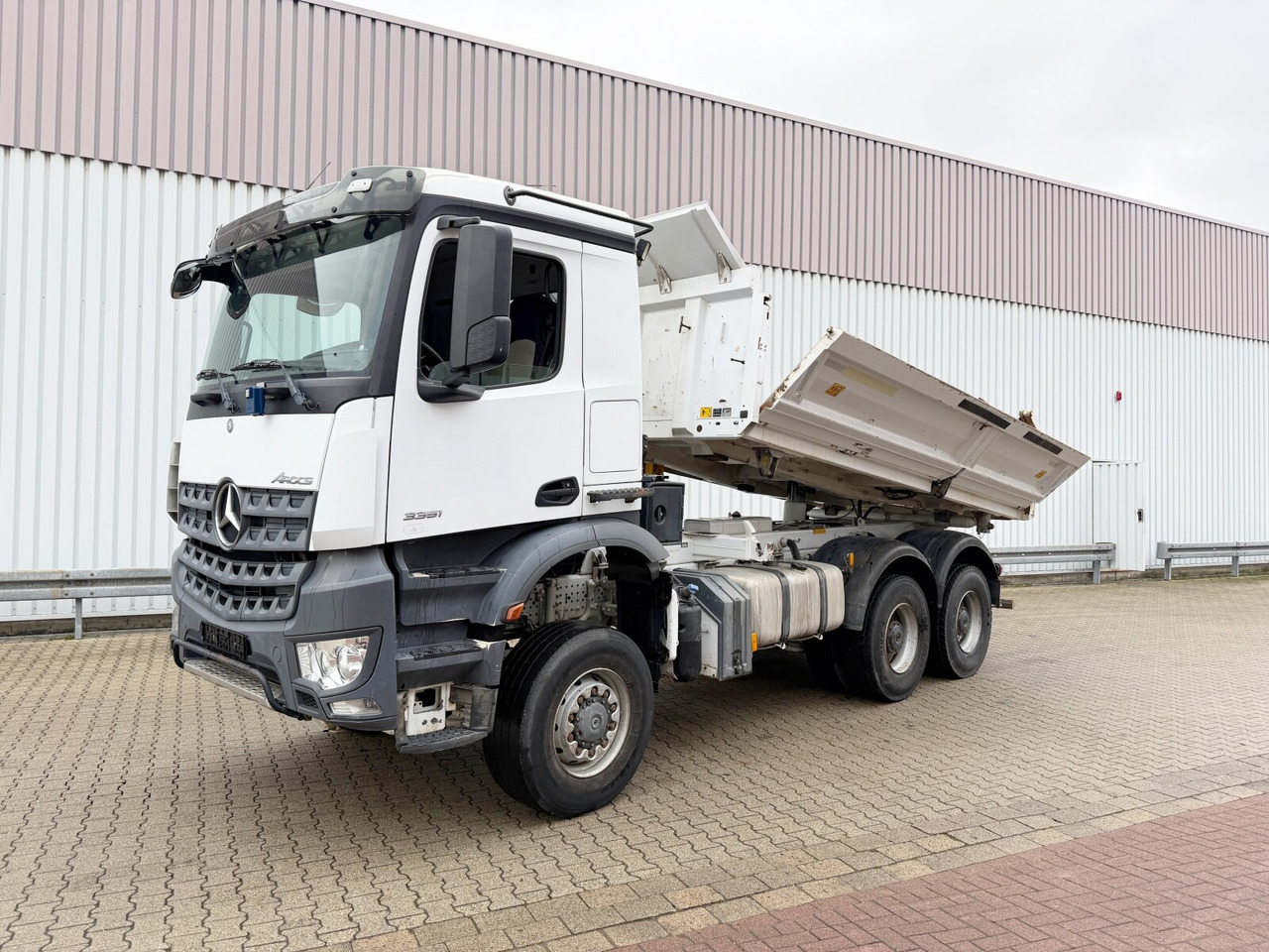 Mercedes-Benz Arocs 3351 AK 6x6 Arocs 3351 AK 6x6, Grounder, Bordmatik - Tipper: picture 1 Mercedes-Benz Arocs 3351 AK 6x6 Arocs 3351 AK 6x6, Grounder, Bordmatik - Tipper: picture 1