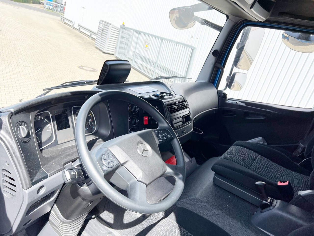 Mercedes-Benz Atego 1324/27 A 4x4 Atego 1324/27 A 4x4, Nebenantrieb - Cab chassis truck: picture 2 Mercedes-Benz Atego 1324/27 A 4x4 Atego 1324/27 A 4x4, Nebenantrieb - Cab chassis truck: picture 2