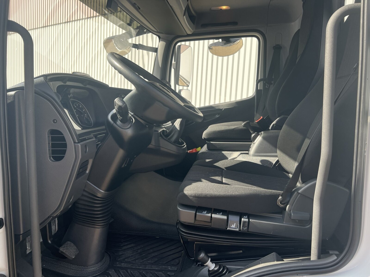 Mercedes-Benz Atego 818 K 4x2 Atego 818 K 4x2, 2x AHK, 5x VORHANDEN! - Cab chassis truck: picture 5 Mercedes-Benz Atego 818 K 4x2 Atego 818 K 4x2, 2x AHK, 5x VORHANDEN! - Cab chassis truck: picture 5