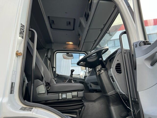 Interior photo 2: Mercedes-Benz Axor 2633 K 6x4 RHD Axor 2633 K 6x4 RHD leasing Mercedes-Benz Axor 2633 K 6x4 RHD Axor 2633 K 6x4 RHD
