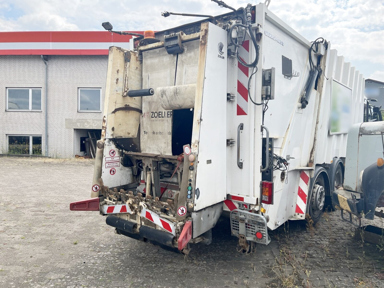 Garbage truck for transportation of garbage Mercedes-Benz Econic 2629 L/NLA 6x2/4, Ersatzteilspender! Econic 2629 L/NLA 6x2/4, EEV, Lenkachse, FAUN Variopress 522, Zöller-Schüttung, Ersatzteilspender!: picture 6