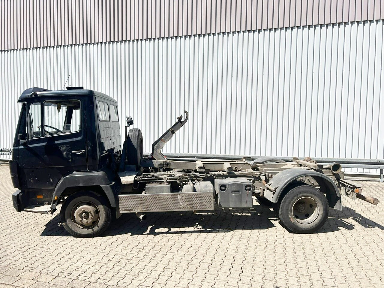 Mercedes-Benz LK 817 4x2 LK 817 4x2/37, City-Abroller, 6-Zylinder Motor - Hook lift truck: picture 1 Mercedes-Benz LK 817 4x2 LK 817 4x2/37, City-Abroller, 6-Zylinder Motor - Hook lift truck: picture 1