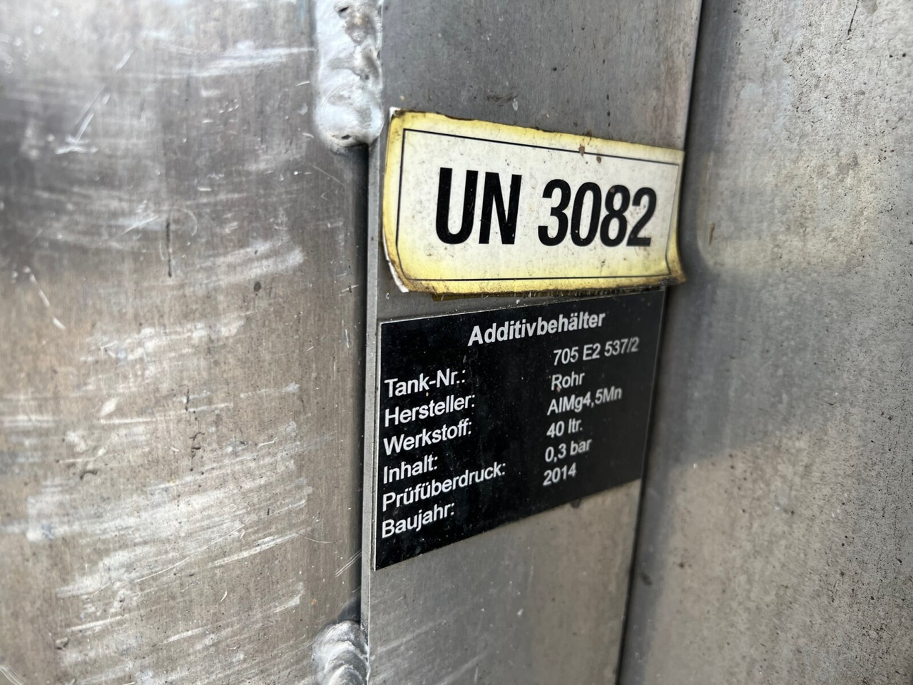 R450 4x2 R450 4x2, Retarder, ADR, Rohr Tank, ca. 14400l - Tanker truck: picture 2 R450 4x2 R450 4x2, Retarder, ADR, Rohr Tank, ca. 14400l - Tanker truck: picture 2