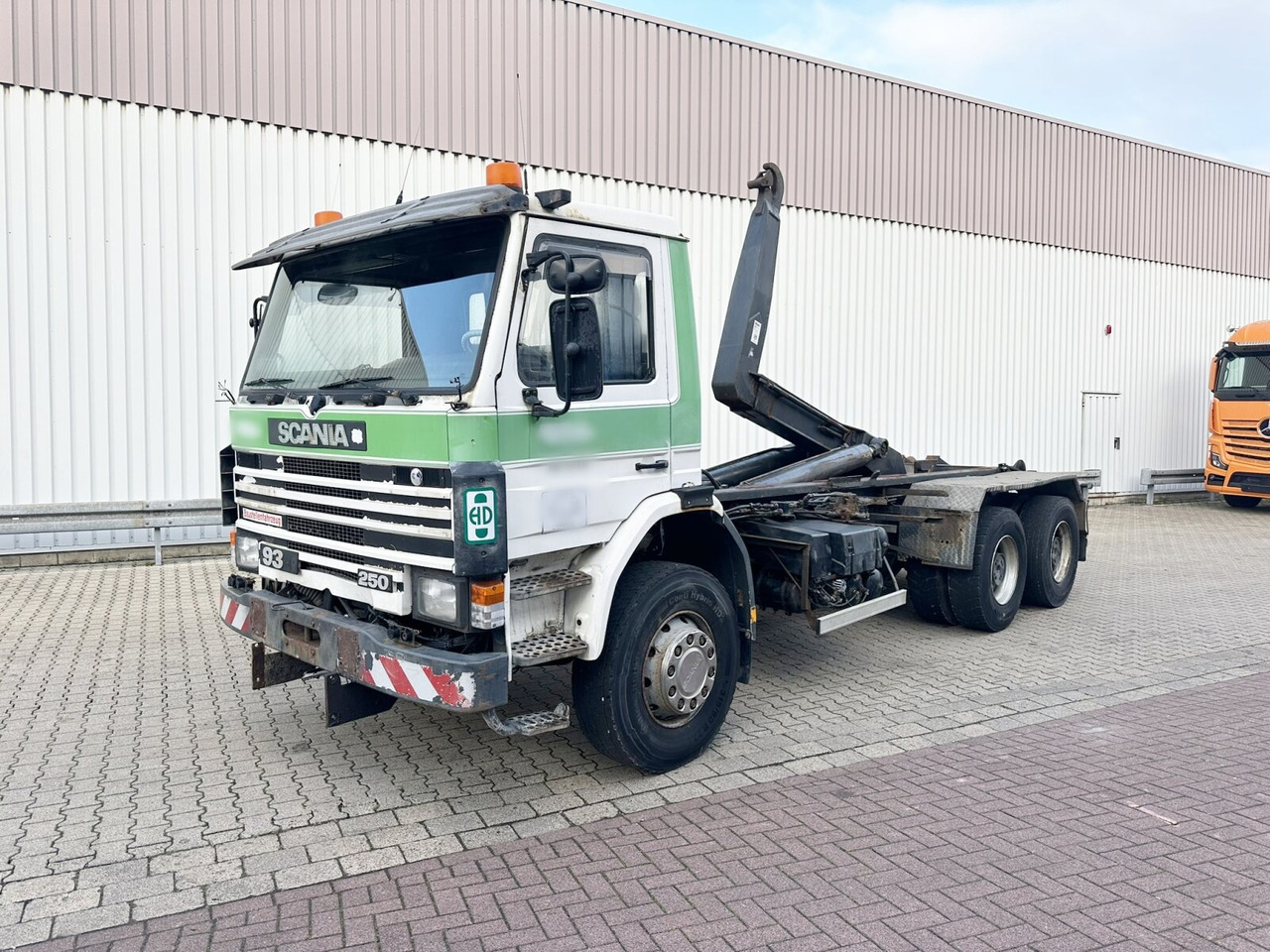 Scania P93 HK 250 6x4L P93 HK 250 6x4L, Abrollkipper - Hook lift truck: picture 1 Scania P93 HK 250 6x4L P93 HK 250 6x4L, Abrollkipper - Hook lift truck: picture 1