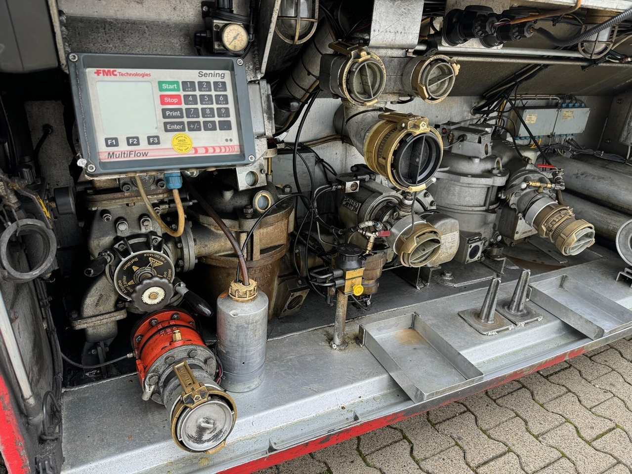 Schrader Z-STA 24-42.7/4 Tankauflieger Z-STA 24-42.7/4, 4 Kammern, ca. 42700l, 2x Liftachse, Oben-/Untenbefüllung - Tanker semi-trailer: picture 5 Schrader Z-STA 24-42.7/4 Tankauflieger Z-STA 24-42.7/4, 4 Kammern, ca. 42700l, 2x Liftachse, Oben-/Untenbefüllung - Tanker semi-trailer: picture 5