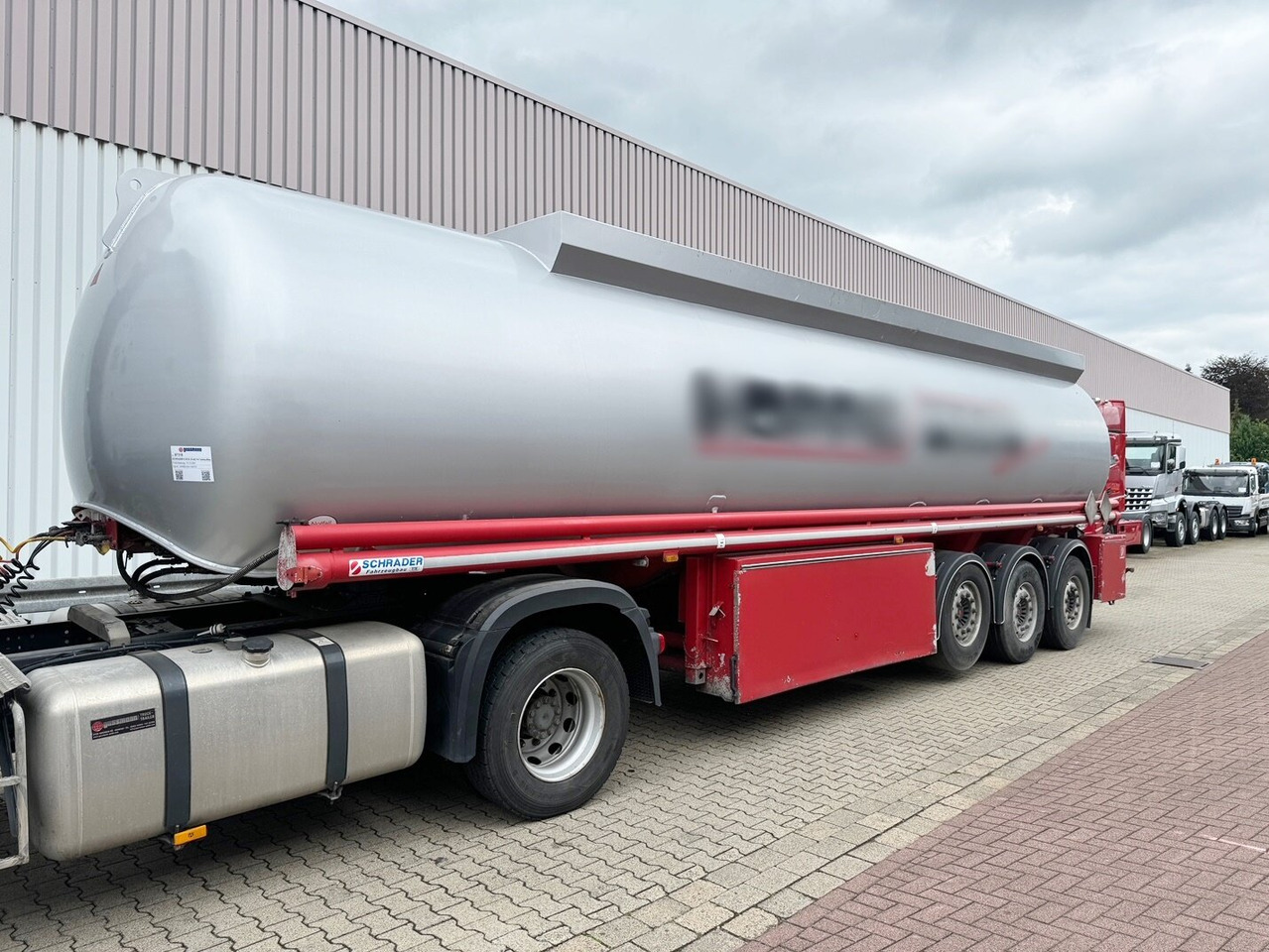 Schrader Z-STA 24-42.7/4 Tankauflieger Z-STA 24-42.7/4, 4 Kammern, ca. 42700l, 2x Liftachse, Oben-/Untenbefüllung - Tanker semi-trailer: picture 1 Schrader Z-STA 24-42.7/4 Tankauflieger Z-STA 24-42.7/4, 4 Kammern, ca. 42700l, 2x Liftachse, Oben-/Untenbefüllung - Tanker semi-trailer: picture 1