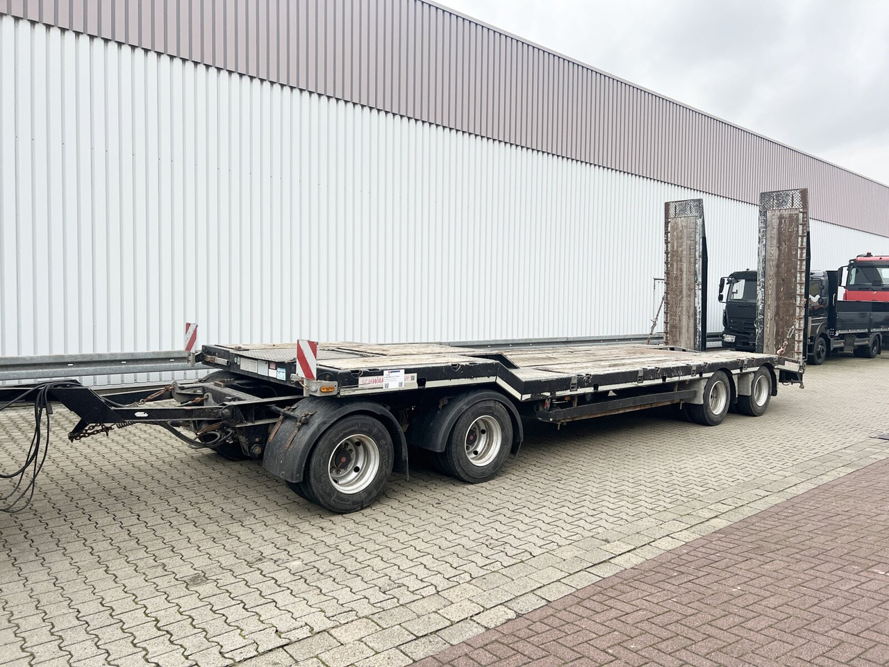 Schwarzmüller T4 G-Serie T4 G-Serie, Schwenkzugöse, Verbr. auf 3m, Baggerstielmulde - Low loader trailer: picture 1 Schwarzmüller T4 G-Serie T4 G-Serie, Schwenkzugöse, Verbr. auf 3m, Baggerstielmulde - Low loader trailer: picture 1