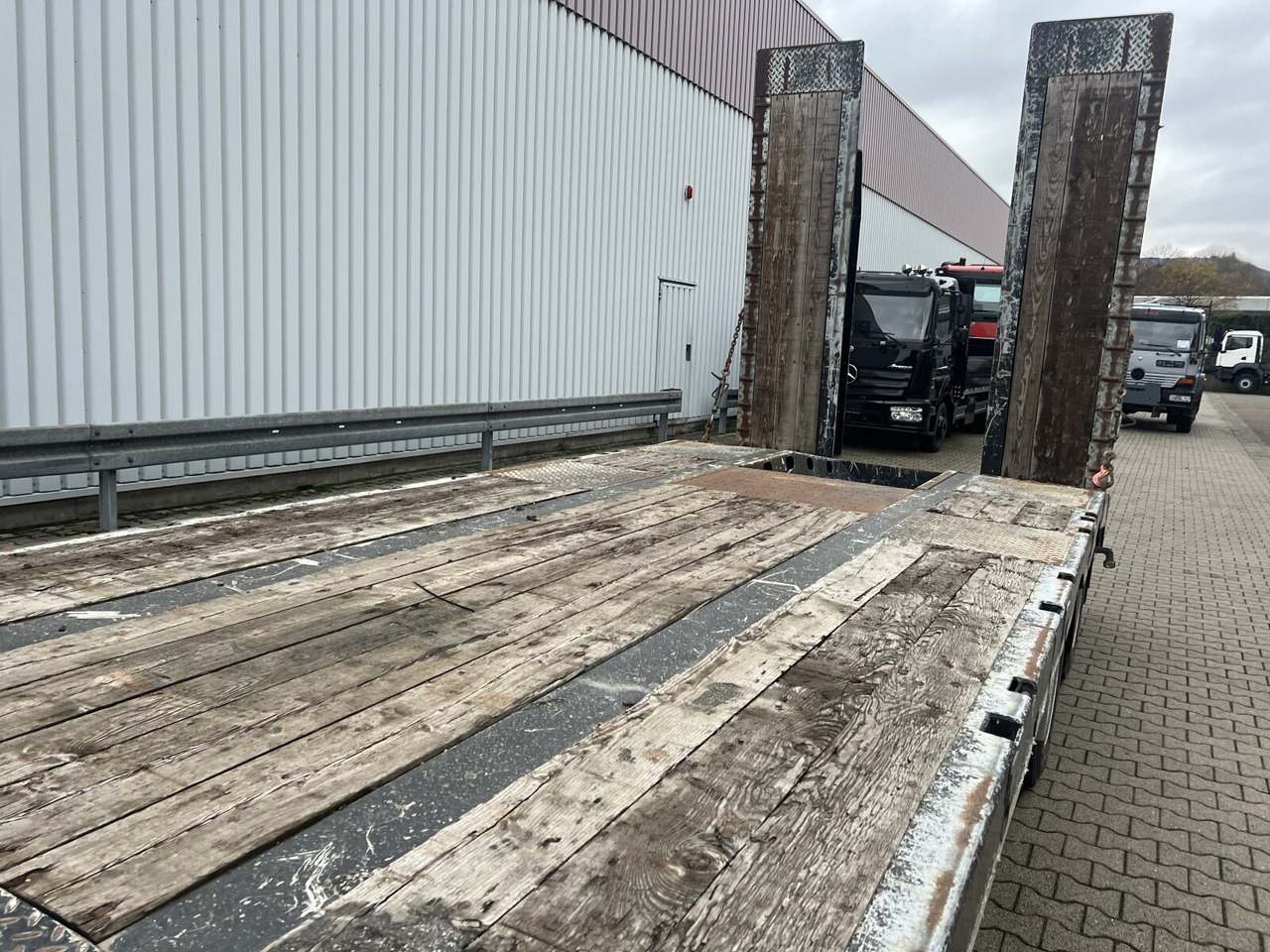 Schwarzmüller T4 G-Serie T4 G-Serie, Schwenkzugöse, Verbr. auf 3m, Baggerstielmulde - Low loader trailer: picture 2 Schwarzmüller T4 G-Serie T4 G-Serie, Schwenkzugöse, Verbr. auf 3m, Baggerstielmulde - Low loader trailer: picture 2