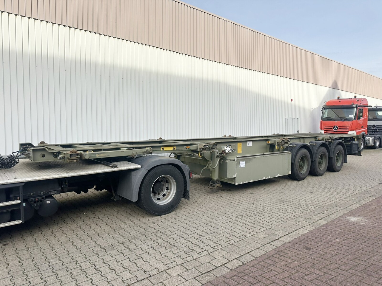 Schmitz Cargobull SCF 24 Containerchassis SCF 24 Containerchassis, Nachlauflenkachse, 2x20/20/30/40ft, Ex-! - Semi-trailer: picture 1 Schmitz Cargobull SCF 24 Containerchassis SCF 24 Containerchassis, Nachlauflenkachse, 2x20/20/30/40ft, Ex-! - Semi-trailer: picture 1