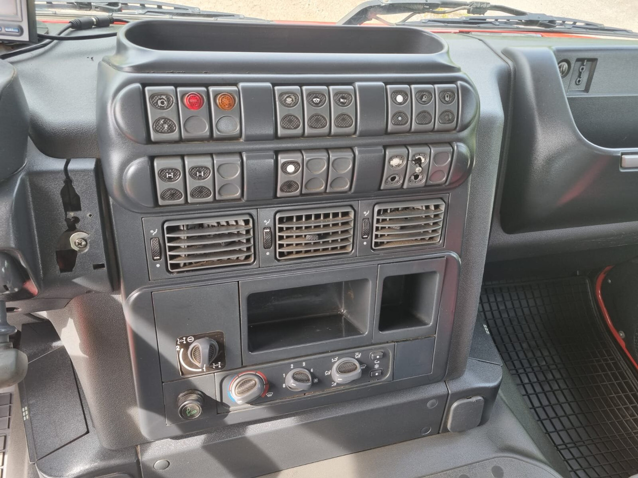 Trakker AD380T41W 6x6 Trakker AD380T41W 6x6 - Cab chassis truck: picture 5 Trakker AD380T41W 6x6 Trakker AD380T41W 6x6 - Cab chassis truck: picture 5