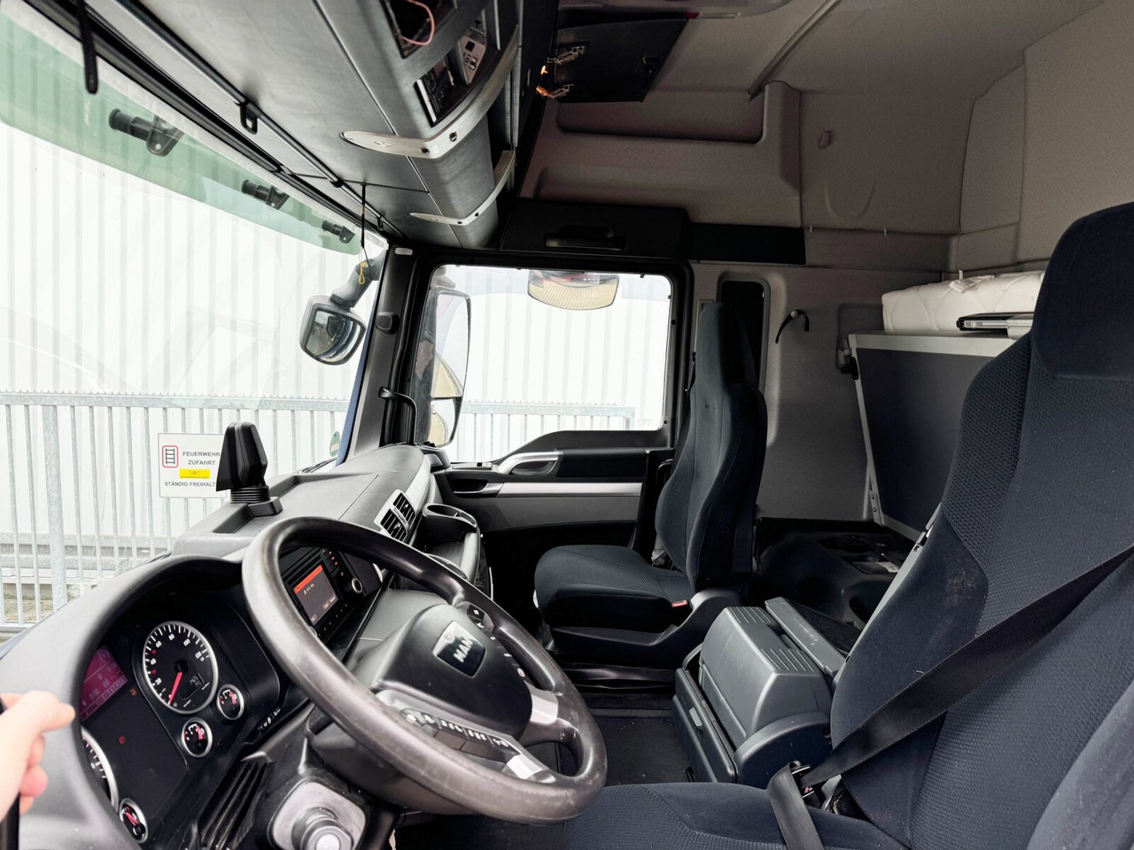 Interior photo 3: Truck MAN TGX 18.360 4x2 LL TGX 18.360 4x2 LL, XLX-Fahrerhaus Interior photo 3: Truck MAN TGX 18.360 4x2 LL TGX 18.360 4x2 LL, XLX-Fahrerhaus