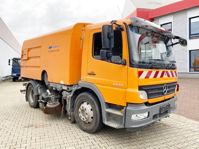 Mercedes-Benz Atego 1324 4x2 Atego 1324 4x2, Kehrmaschine Explorer 8 - Truck: picture 1 Mercedes-Benz Atego 1324 4x2 Atego 1324 4x2, Kehrmaschine Explorer 8 - Truck: picture 1